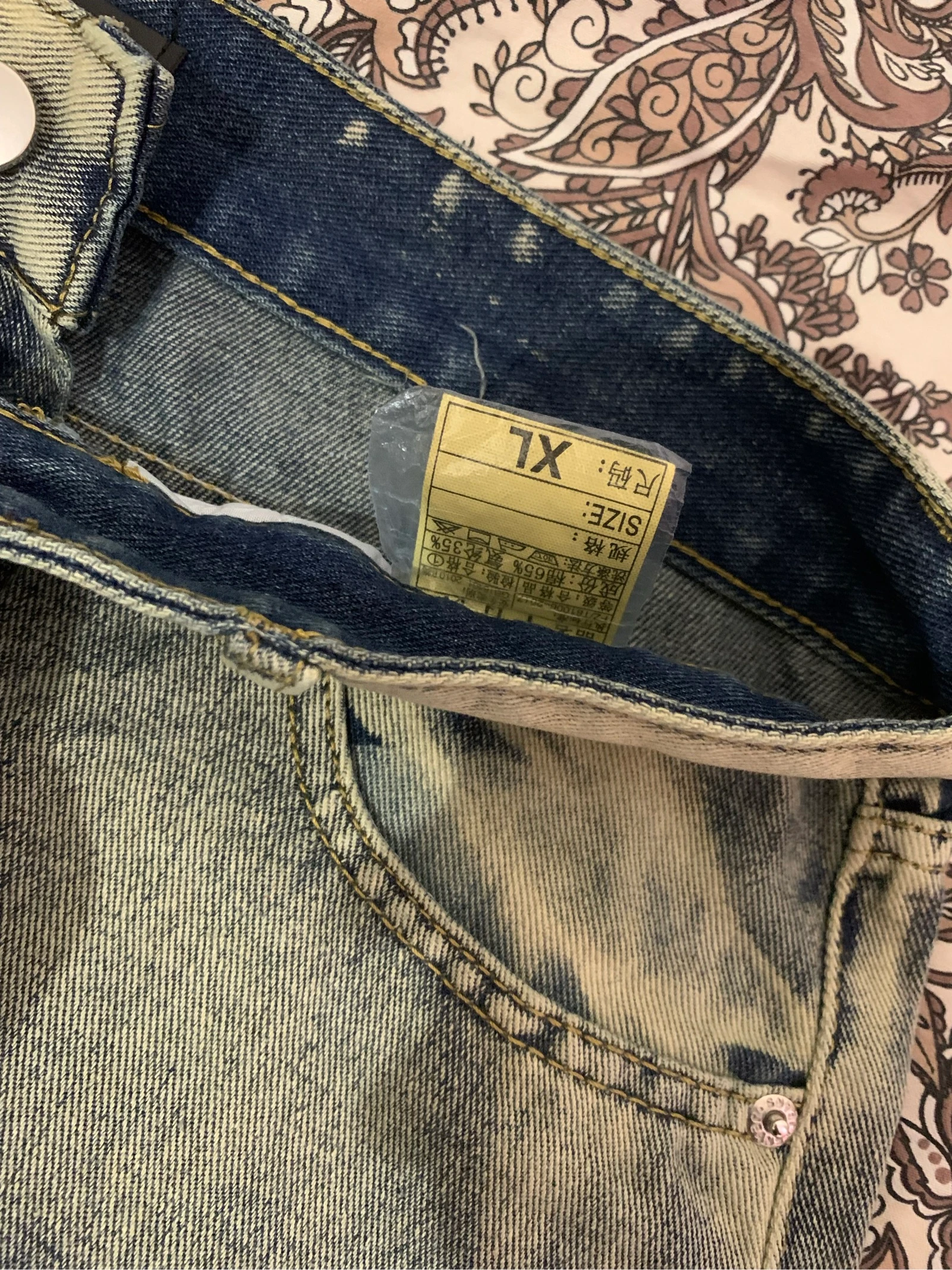 Jeans masculino azul deslavado rasgado – Corte slim com patches vermelhos, estilo streetwear – photo 4